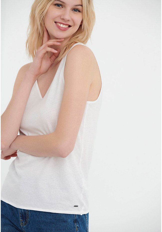 Sleeveless V-neck t-shirt