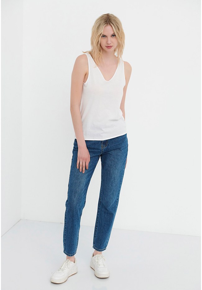 Sleeveless V-neck t-shirt