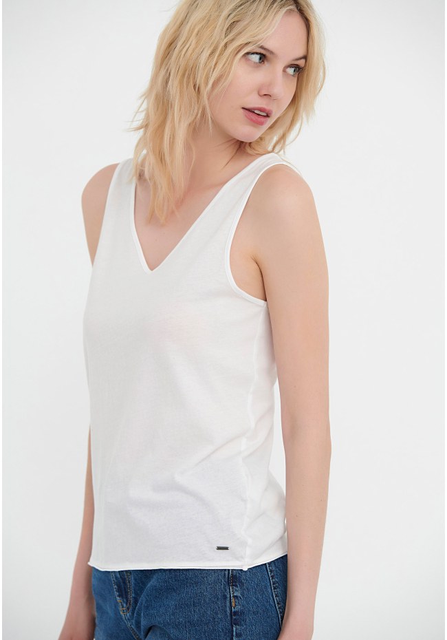 Sleeveless V-neck t-shirt