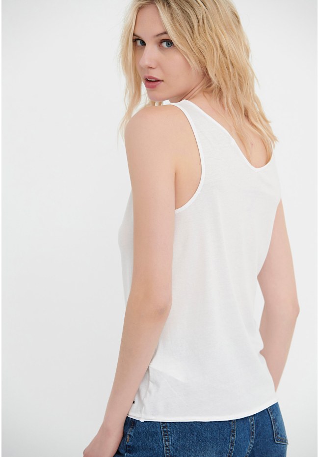 Sleeveless V-neck t-shirt