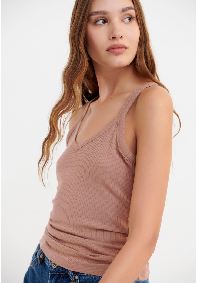 Sleeveless top with straps