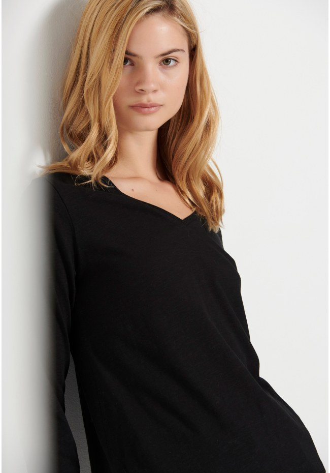 V-neck longsleeve t-shirt