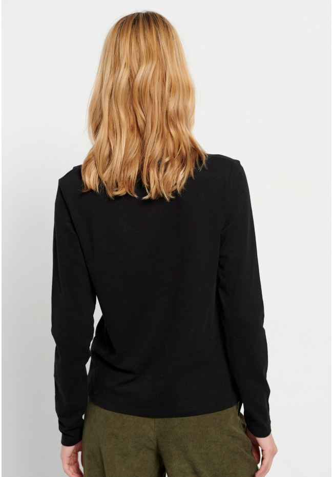 V-neck longsleeve t-shirt