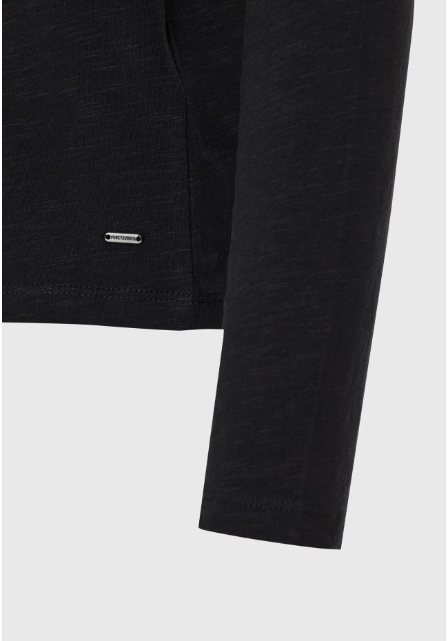 V-neck longsleeve t-shirt
