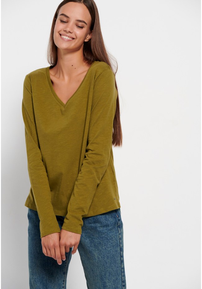 V-neck longsleeve t-shirt