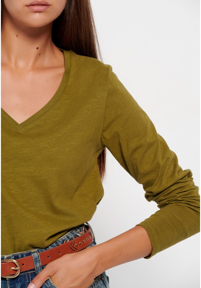 V-neck longsleeve t-shirt