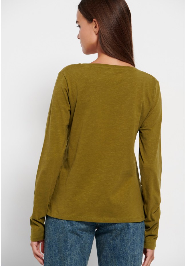 V-neck longsleeve t-shirt