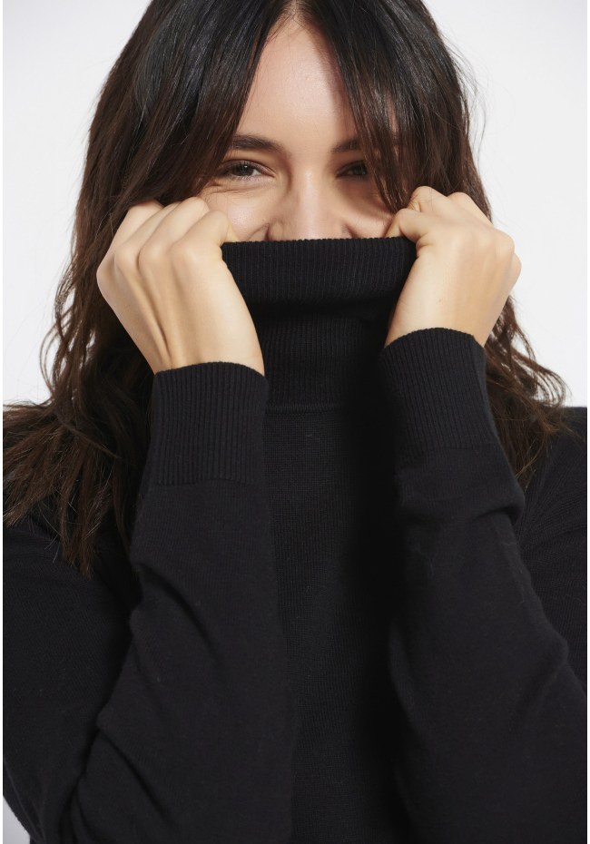 Essential turtle neck sweater