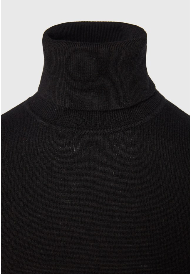 Essential turtle neck sweater