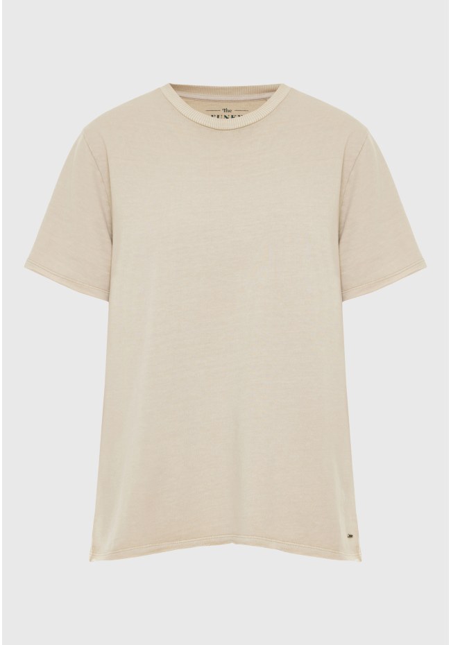 Garment dyed t-shirt with raw edges