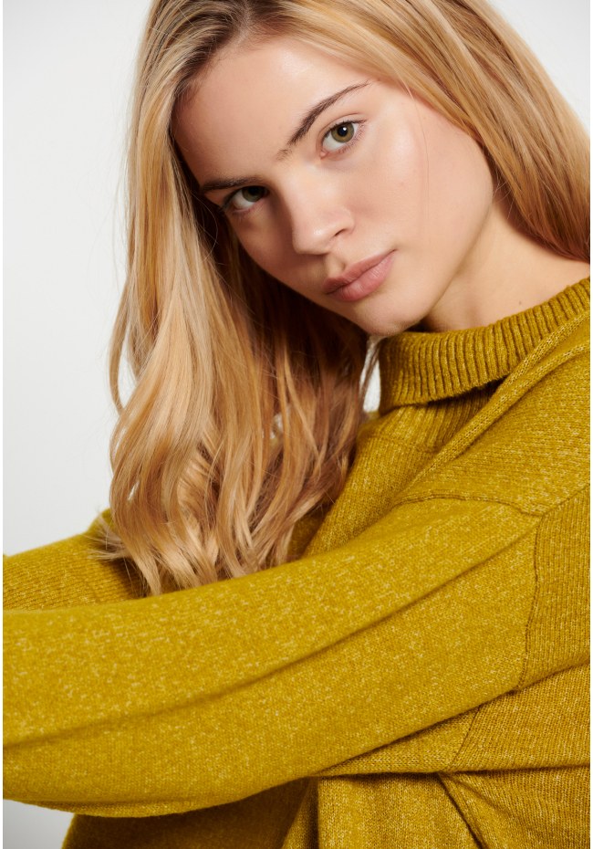 Midi knitted dress with side slits