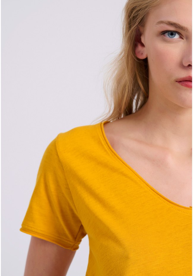 Women's V-neck plain t-shirt - The essentials