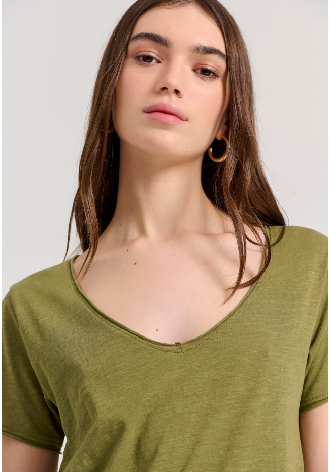 Women's V-neck plain t-shirt - The essentials