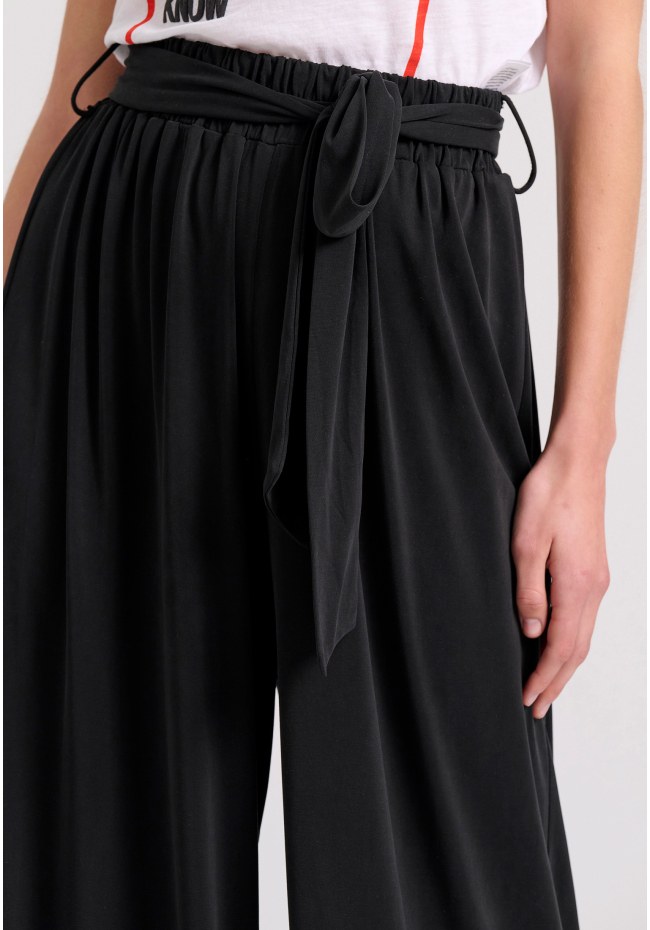Loose fit παντελόνα με ελαστική μέση και ζώνη