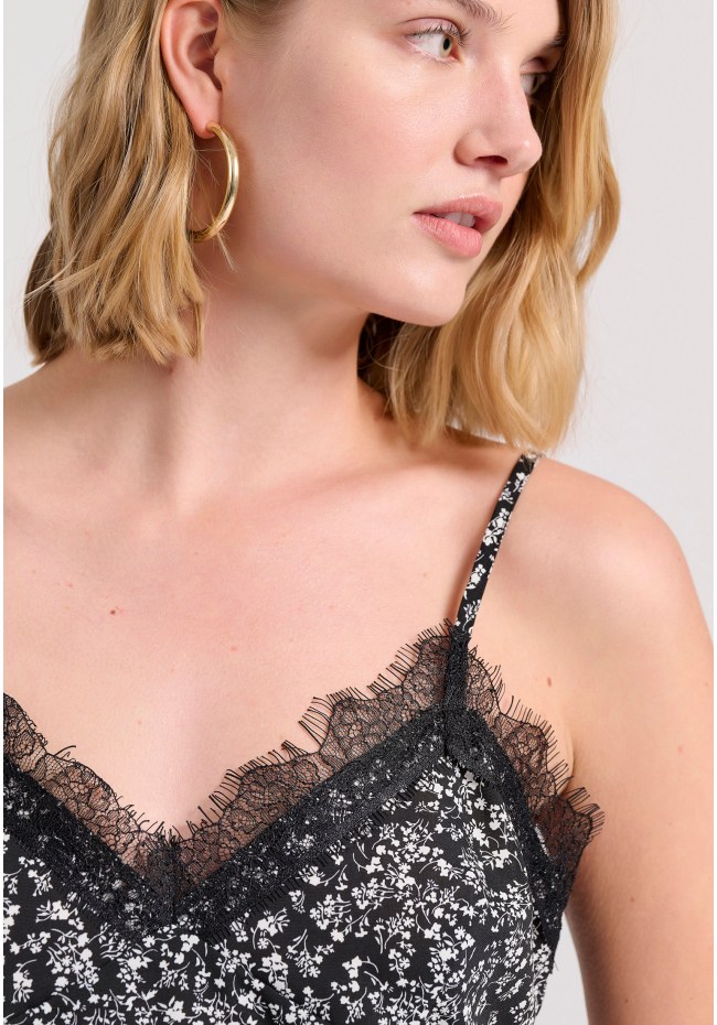 Εμπριμέ τοπ με λεπτομέρειες δανδέλας