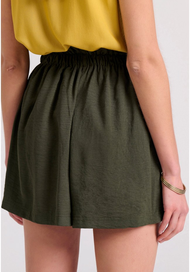 Loose fit σορτς με κορδόνι και βολάν στη μέση