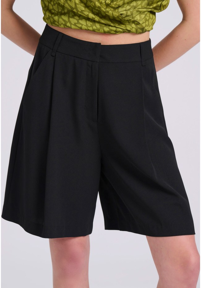 Loose fit σορτς με μονή πιέτα στη μέση