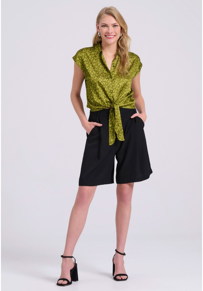 Loose fit σορτς με μονή πιέτα στη μέση