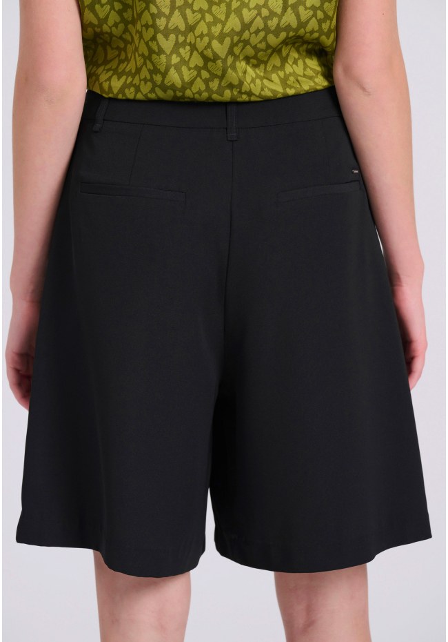 Loose fit σορτς με μονή πιέτα στη μέση