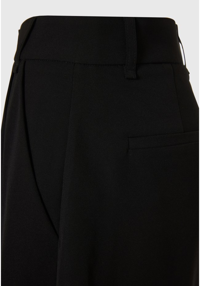 Loose fit σορτς με μονή πιέτα στη μέση