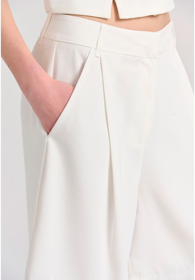 Loose fit σορτς με μονή πιέτα στη μέση