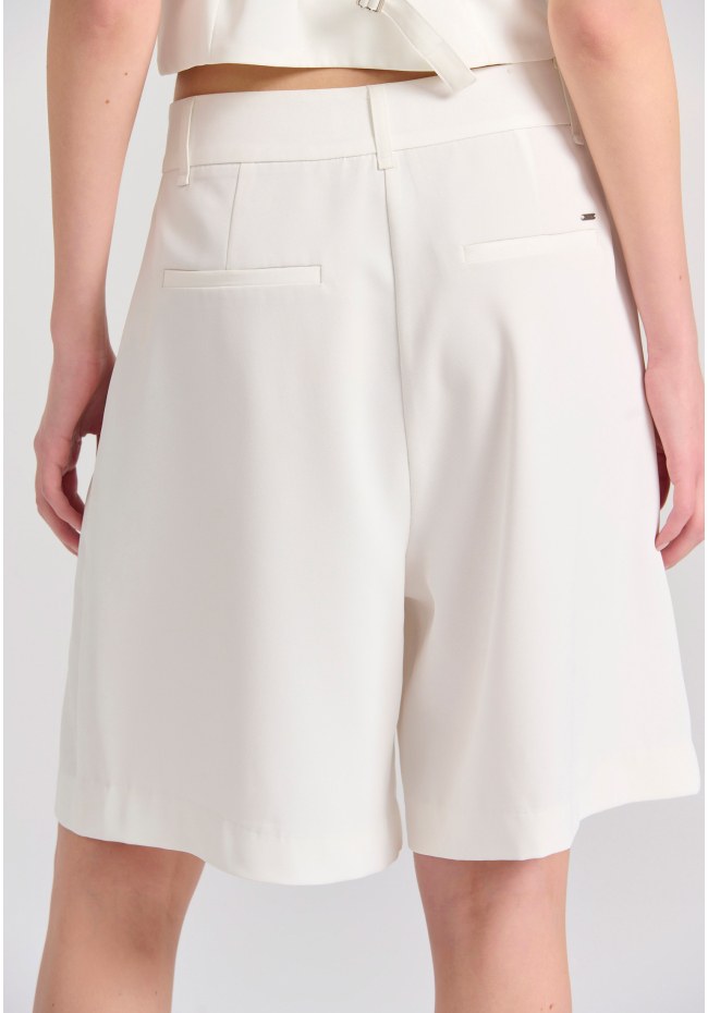 Loose fit σορτς με μονή πιέτα στη μέση