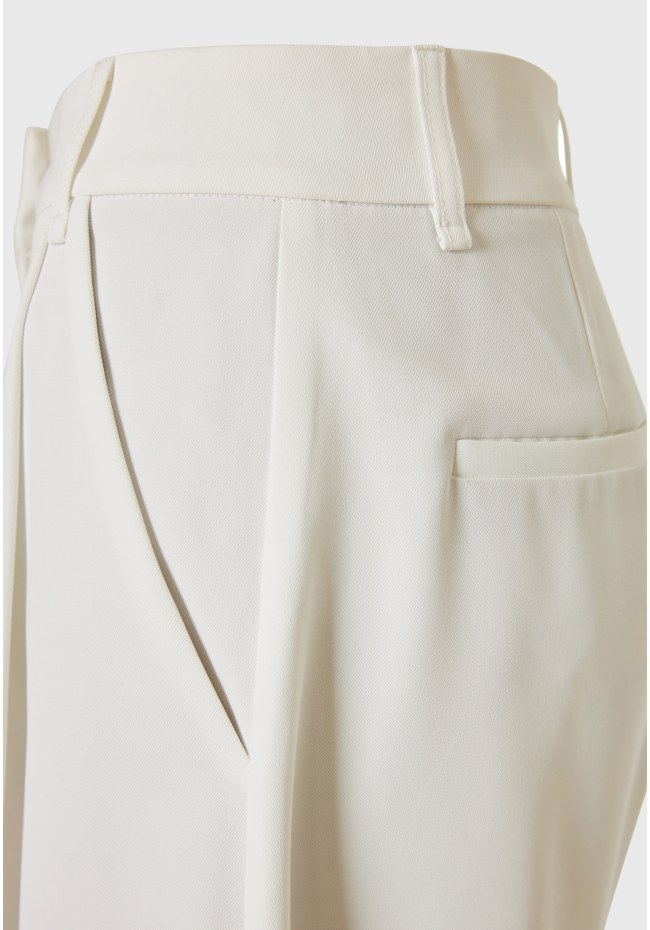 Loose fit σορτς με μονή πιέτα στη μέση