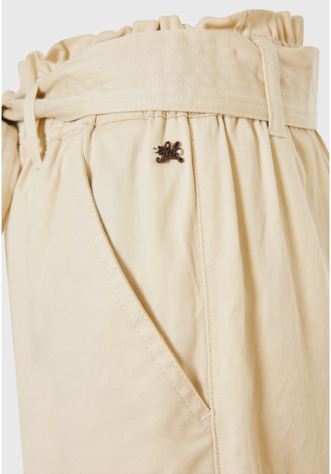 Lyocell blend σορτς με ζώνη