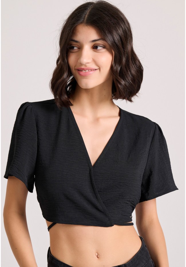 Cropped top με cut out λεπτομέρειες