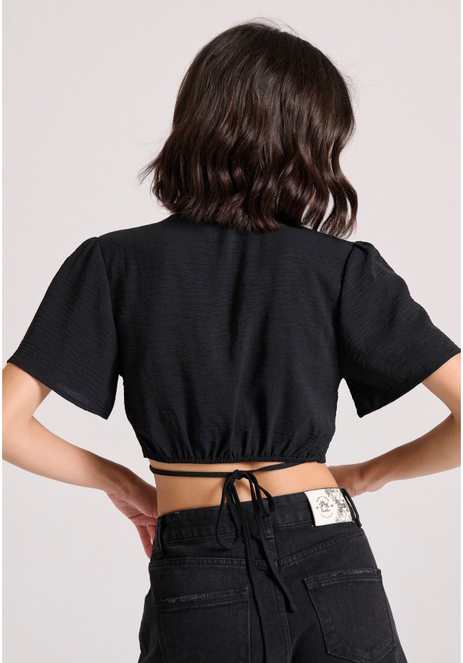 Cropped top με cut out λεπτομέρειες