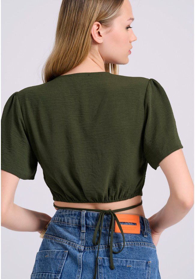 Cropped top με cut out λεπτομέρειες