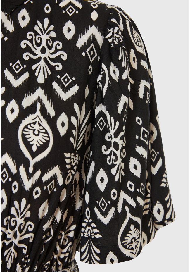 Σεμιζιέ εμπριμέ μάξι φόρεμα με βολάν σε boho look