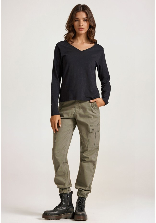 V-neck longsleeve t-shirt