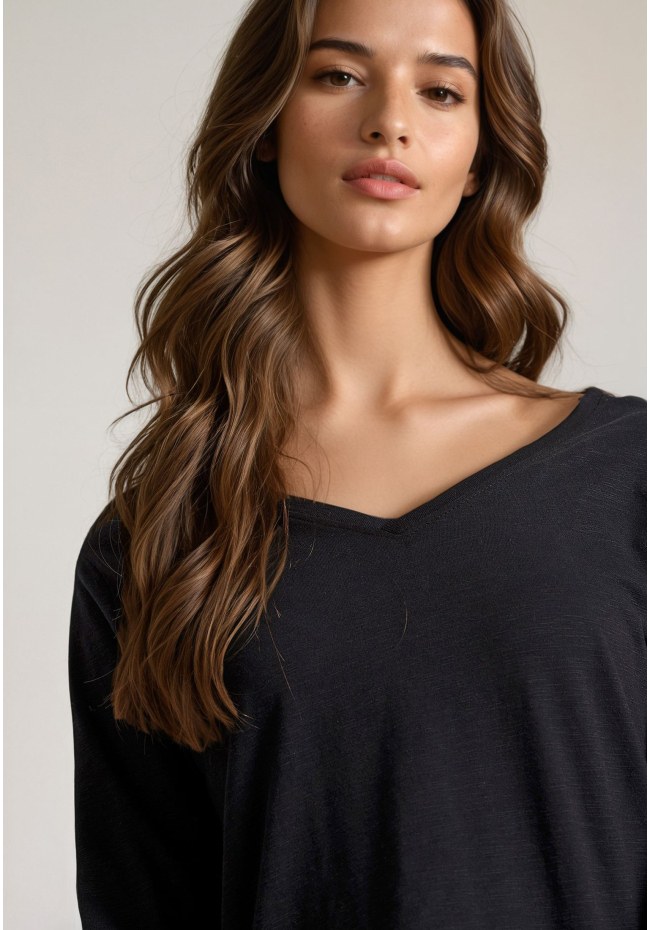 V-neck longsleeve t-shirt