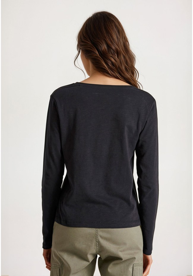 V-neck longsleeve t-shirt