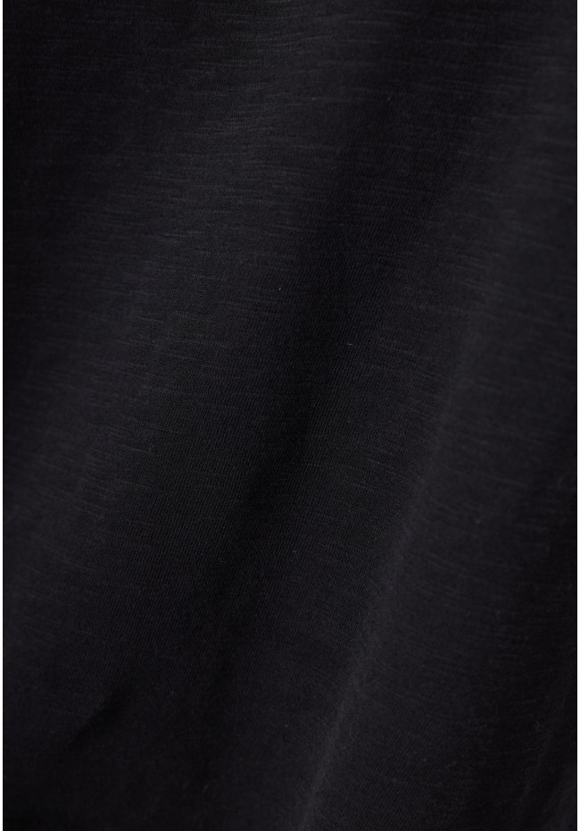 V-neck longsleeve t-shirt
