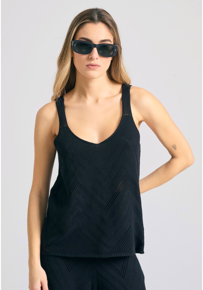 Γυναικεία πλεκτή αμάνικη μπλούζα σε ζακάρ ύφανση