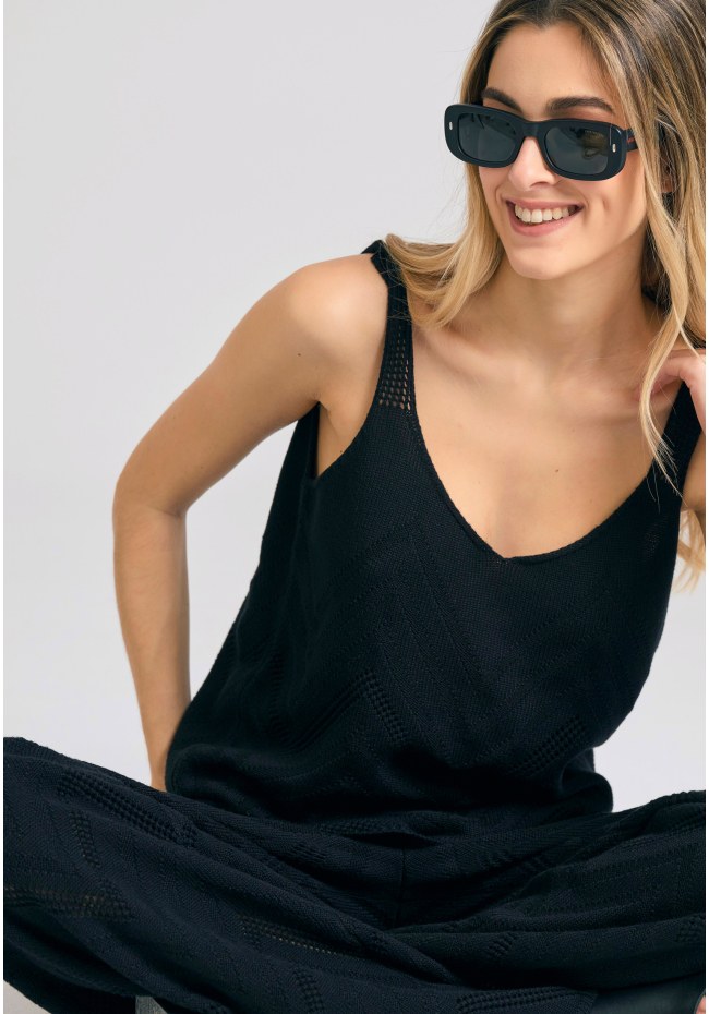 Γυναικεία πλεκτή αμάνικη μπλούζα σε ζακάρ ύφανση