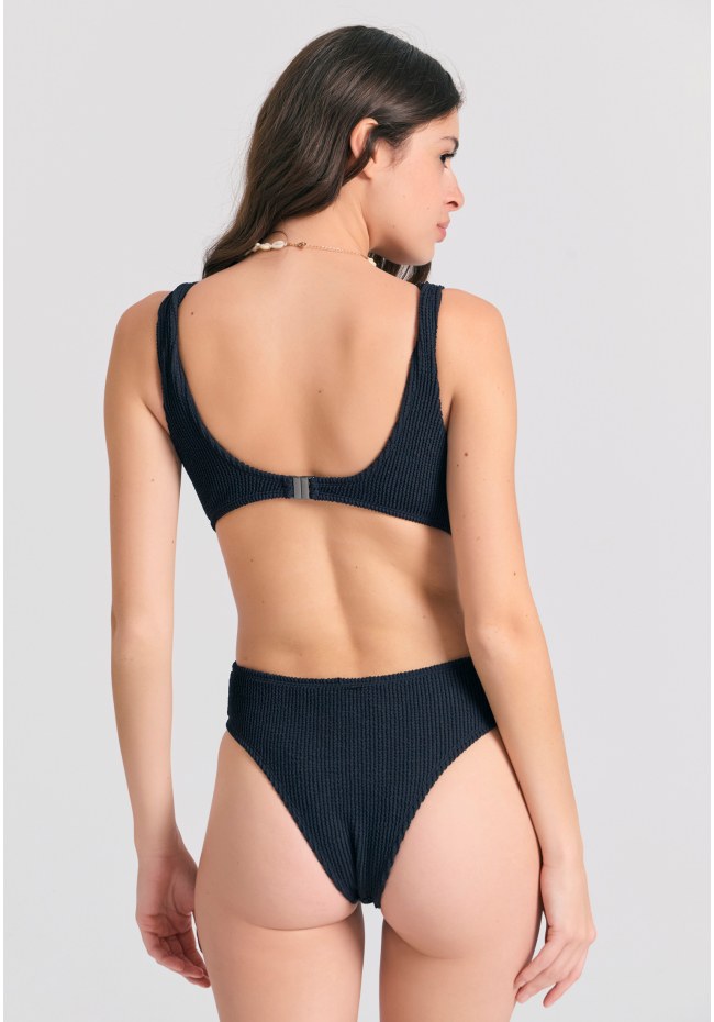 Ολόσωμο μαγιό σε ανάγλυφη υφή και cut out