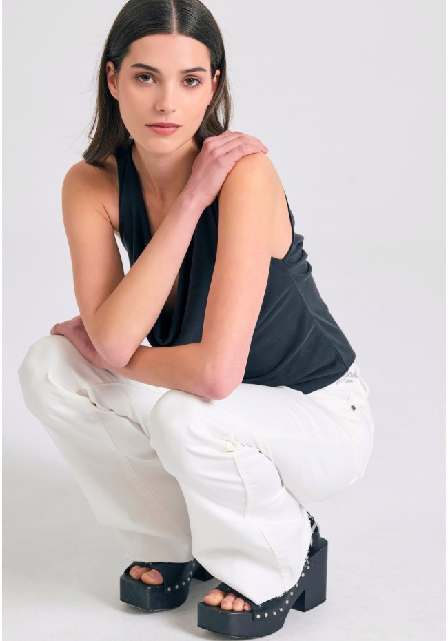 Ντραπέ αμάνικη μπλούζα με ανοιχτή πλάτη