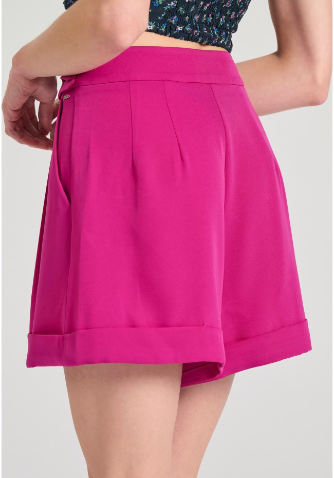 Loose fit σορτς με πιέτες στη μέση