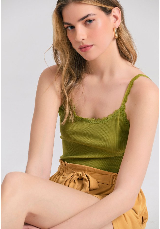 Shell top σε rib ύφανση με δανδέλα