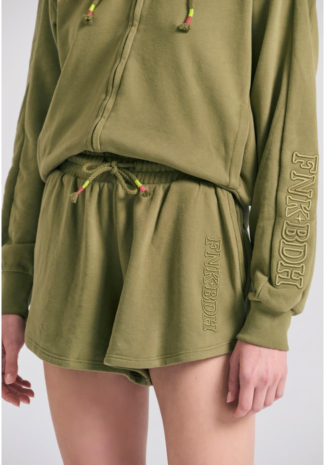 Loose fit αθλητικό σορτς με branded κέντημα