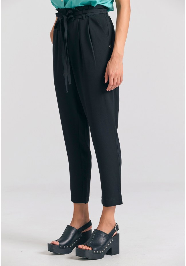 Casual παντελόνι με πιέτες και ζώνη στη μέση