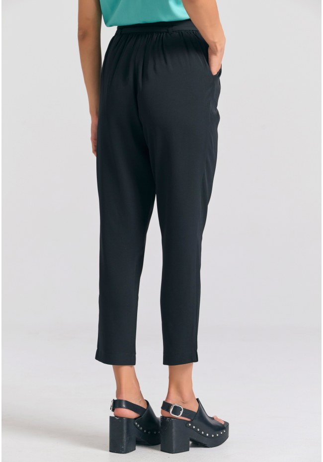 Casual παντελόνι με πιέτες και ζώνη στη μέση