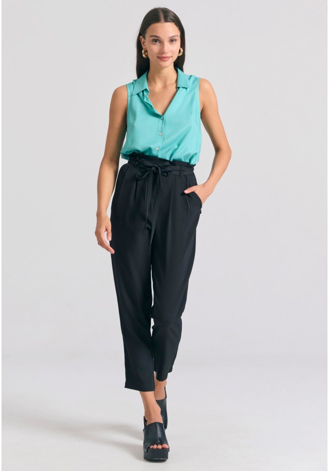 Casual παντελόνι με πιέτες και ζώνη στη μέση