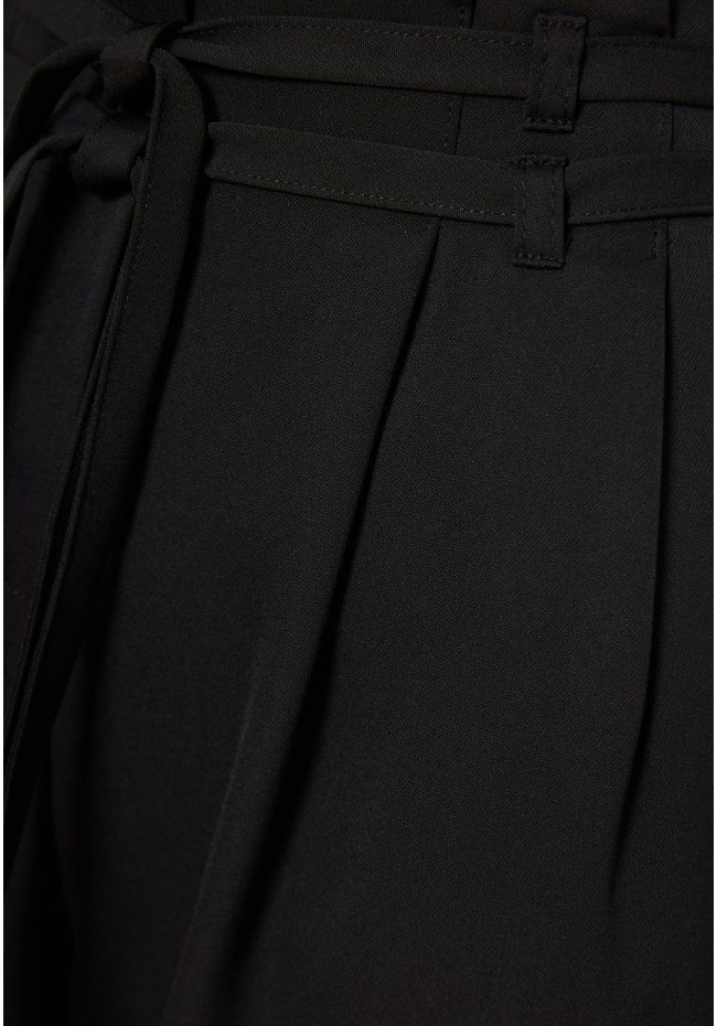 Casual παντελόνι με πιέτες και ζώνη στη μέση