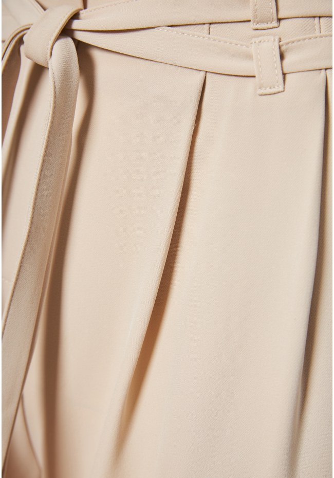 Casual παντελόνι με πιέτες και ζώνη στη μέση