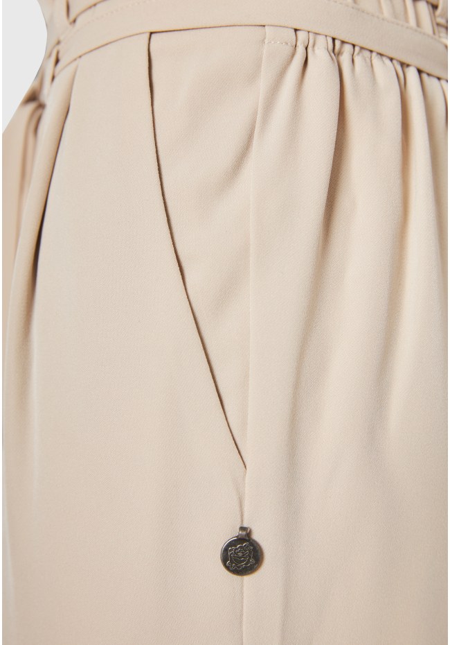 Casual παντελόνι με πιέτες και ζώνη στη μέση