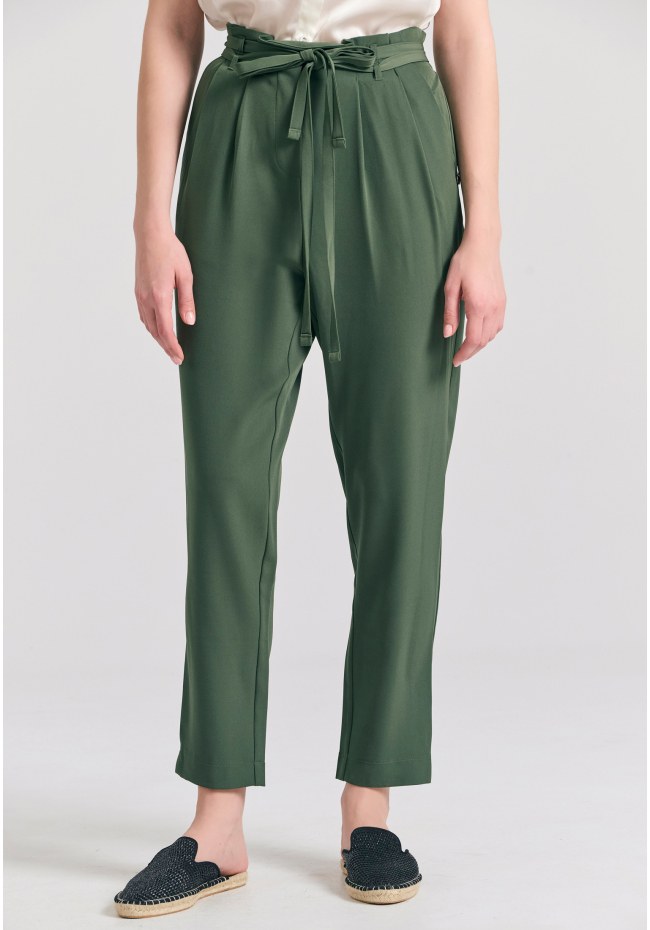 Casual παντελόνι με πιέτες και ζώνη στη μέση